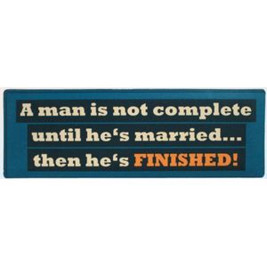 Tekstbord metaal, met tekst: A man is not complete until he's married... then he's finished!