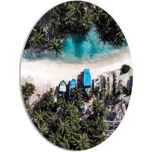 WallClassics - PVC Schuimplaat Ovaal - Bovenaanzicht van Blauwe Bootjes tussen Palmbomen op Wit Strand - 42x56 cm Foto op Ovaal (Met Ophangsysteem)