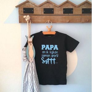 Shirtje baby tekst blauw ek voetbal jongen papa eerste vaderdag cadeau | Papa en ik kijken samen sport ... ssttt  | Lange of korte mouw | zwart met blauw | maat 56-110