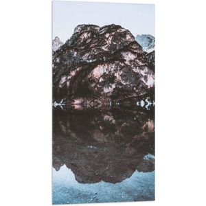 WallClassics - Vlag - Bergen in de Winter bij Meer - 50x100 cm Foto op Polyester Vlag