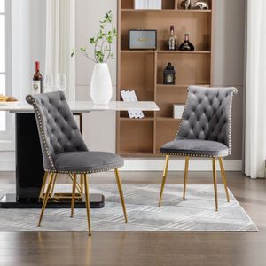 Een set van twee zeer zachte fluwelen stoelen - met een licht gestoffeerde rug en goudkleurige metalen poten - Moderne en opvallende stoelen worden gebruikt in woon en eetkamers - Grijs