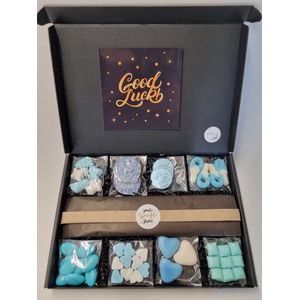 Geboorte Box - Blauw met originele geboortekaart 'Good Luck' met persoonlijke (video)boodschap | 8 soorten heerlijke geboorte snoepjes en een liefdevol geboortekado