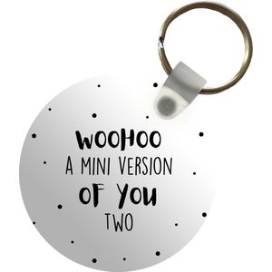 Sleutelhanger - Spreuken - Woohoo a mini version of you two - Quotes - Baby - Plastic - Rond - Uitdeelcadeautjes - Vaderdag cadeau - Geschenk - Cadeautje voor hem - Tip - Mannen