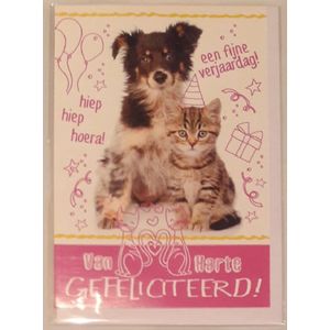 Hiep, Hiep, Hoera! Van harte gefeliciteerd. Een schattige en feestelijke wenskaart met een hond en een kat. Een dubbele wenskaart inclusief envelop en in folie verpakt.
