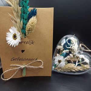 Droogbloemenkaart ""Hartelijk gefeliciteerd"" en hart met droogbloemen in blauwe en naturel tinten - droogbloemen - decoratie - cadeau - boeket - bloemen - krans - bruiloft - feest - verjaardag