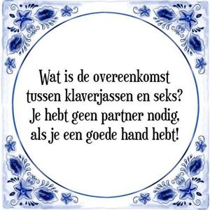 Tegeltje met Spreuk (Tegeltjeswijsheid): Wat is de overeenkomst tussen klaverjassen en seks? Je hebt geen partner nodig, als je een goede hand hebt! + Kado verpakking & Plakhanger