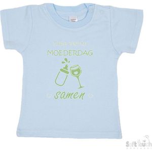 Soft Touch T-shirt Shirtje Korte mouw ""Onze eerste moederdag samen!"" Unisex Katoen Blauw/sage green (salie groen) Maat 62/68