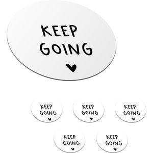 Onderzetters voor glazen - Rond - Engelse quote Keep going met een hartje tegen een witte achtergrond - 10x10 cm - Glasonderzetters - 6 stuks