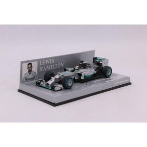 De 1:43 Diecast modelauto van de Mercedes AMG Petronas F1 Team WO6 Hybrid #44 die de GP van Japan won in 2014.De coureur was Lewis Hamilton.Dit schaalmodel is beperkt tot 666 stuks. De fabrikant is Minichamps.