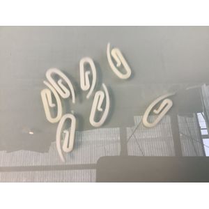 Douchegordijnhaaken. schelphaken. gordijnklemmen. retro knijpers. sterk. 2.8 x 1.2cm.50 Gordijnhaken. kunststof. Plastik. wit. Sorbo. plooibandhaken.