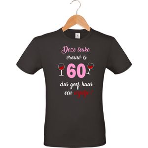 mijncadeautje - T-shirt unisex - zwart - verjaardag - feestje - cadeautje - Deze leuke vrouw is 60, dus geef haar een wijntje - maat M