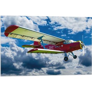 WallClassics - Vlag - Rood/Geel Vliegtuig in Wolkenvelden - 75x50 cm Foto op Polyester Vlag