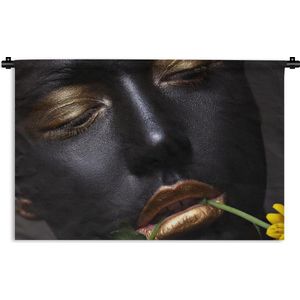 Wandkleed Black & Gold 2:3 - Een vrouw met gouden make-up en een bloem op een zwarte achtergrond Wandkleed katoen 90x60 cm - Wandtapijt met foto