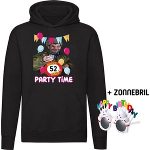 Party time 52 jaar Hoodie + Happy birthday bril - feest - verjaardag - jarig - 52e verjaardag - grappig - unisex - trui - sweater - capuchon