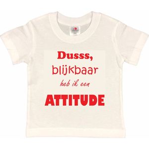 T-shirt Kinderen ""Dusss, blijkbaar heb ik een ATTITUDE"" | korte mouw | Wit/rood | maat 122/128