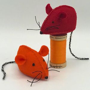 Maak 'T Zelf DIY Workshop Hobby Pakket Volwassenen - Vilten Kattenspeeltjes Muisjes Rood - Creatief - Wolvilt - Doe het zelf Cadeau - Cadeaupakket - Workshop in een Doosje - Knutselpakket - Katten Speelgoed