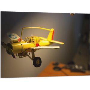 WallClassics - Vlag - Geel Kinderspeelgoed Vliegtuigje Zwevend in Kinderkamer - 100x75 cm Foto op Polyester Vlag