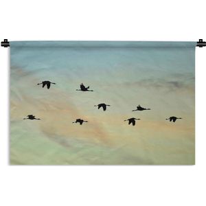 Wandkleed Kraanvogel - Een geel-blauwe lucht met acht kraanvogels Wandkleed katoen 180x120 cm - Wandtapijt met foto XXL / Groot formaat!