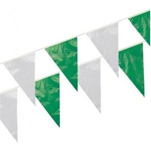 8x Plastic vlaggenlijn / slingers groen/wit