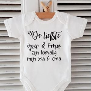 Baby Rompertje tekst zwanger zijn bekendmaken De liefste opa en oma zijn toevallig mijn opa en oma | korte mouw | zwart wit | maat 62/68 | hoera jullie worden grootouders