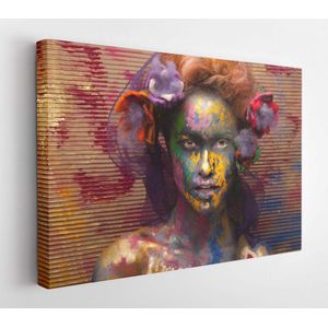 Vrouw in verf. Aantrekkelijk en sexy meisje. Gezicht kunst. Heldere make-up en bodyart. Bloemen in het haar. Over creatieve achtergrond - Modern Art Canvas - Horizontaal - 243470797 - 50*40 Horizontal