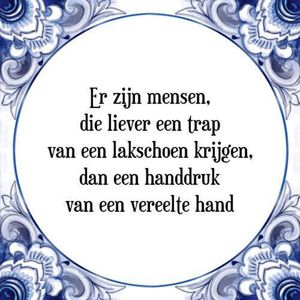 Tegeltje met Spreuk (Tegeltjeswijsheid): Er zijn mensen, die liever een trap van een lakschoen krijgen, dan een handdruk van een vereelte hand + Kado verpakking & Plakhanger