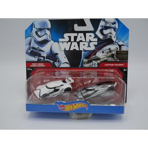 2 Star wars auto's stormtrooper met captain Phasma.