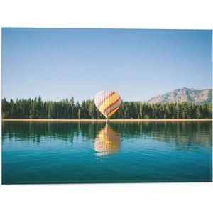 WallClassics - Vlag - Luchtballon landend op Kust bij Water - 40x30 cm Foto op Polyester Vlag