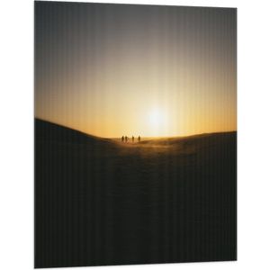 WallClassics - Vlag - Personen Voetballend in Woestijn met Zonsondergang - 75x100 cm Foto op Polyester Vlag