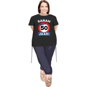 Opvulbare Sarah pop van 1,85m met Sarah stopbord 50 jaar pop shirt - Personaliseerbaar met foto op het hoofd