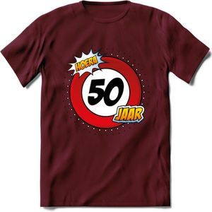 50 Jaar Hoera Verkeersbord T-Shirt | Grappig Abraham Verjaardag Cadeau | Dames - Heren | - Burgundy - L