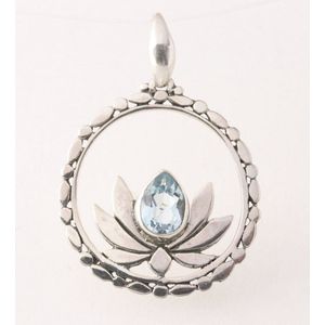 Ronde zilveren lotus bloem hanger met blauwe topaas