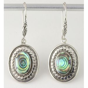 Bewerkte ovale zilveren oorbellen met abalone schelp