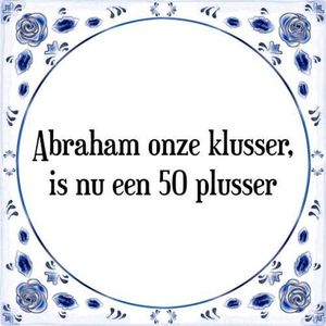 Tegeltje met Spreuk (Abraham 50 jaar): Abraham onze klusser, is nu een 50 plusser + Cadeau verpakking & Plakhanger