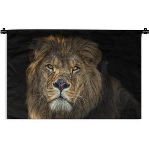 Wandkleed Leeuw - nieuw - Close-up van een leeuw op een donkere achtergrond Wandkleed katoen 90x60 cm - Wandtapijt met foto