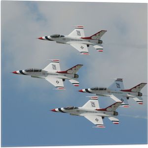 WallClassics - Vlag - Vier Vliegende Vliegtuigen uit Amerika - 50x50 cm Foto op Polyester Vlag