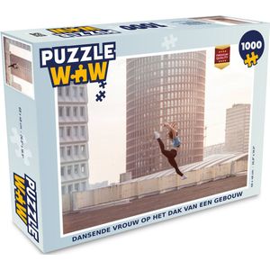 Puzzel Dansende vrouw op het dak van een gebouw - Legpuzzel - Puzzel 1000 stukjes volwassenen