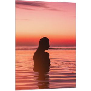 WallClassics - Vlag - Silhouet van Mooie Vrouw in Zee - 80x120 cm Foto op Polyester Vlag