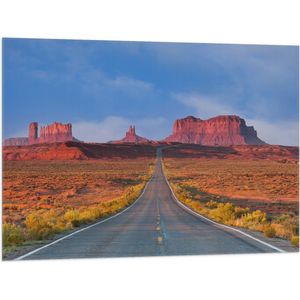 WallClassics - Vlag - Weg met Gele Streep naar Roze Rotsen - 100x75 cm Foto op Polyester Vlag