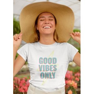 Shirt - Good vibes only - Wurban Wear | Grappig shirt | Positiviteit | Unisex tshirt | Geluk | Bloemen | Wit