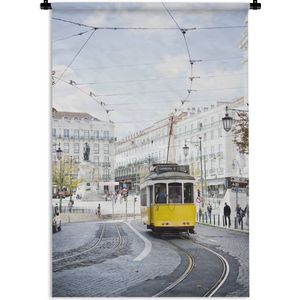 Wandkleed Tram - Een gele tram met een kabelbaan rijdt door Lissabon Wandkleed katoen 60x90 cm - Wandtapijt met foto
