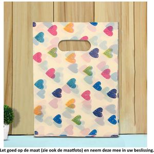 10x Uitdeelzakjes Kleurige Hartjes 15 x 20 cm - Cellofaan Plastic Traktatie Kado Zakjes - Snoepzakjes - Koekzakjes - Koekje - Cookie Bags - Colorful hearts