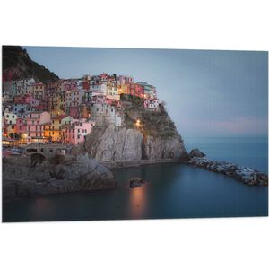 WallClassics - Vlag - Verlicht Gekleurd dorpje aan Water - 90x60 cm Foto op Polyester Vlag