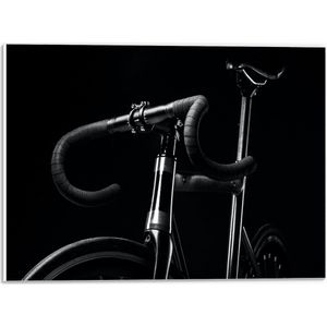 WallClassics - PVC Schuimplaat - Zwarte Mountainbike Fiets tegen Zwarte Achtergrond - 40x30 cm Foto op PVC Schuimplaat (Met Ophangsysteem)