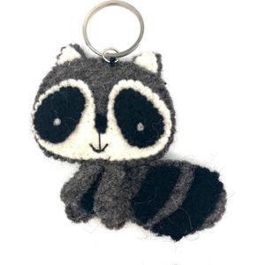 Luna-Leena duurzame wasbeer / panda sleutelhanger - plat - grijs met zwart - vilt wol - handgemaakt in Nepal - cadeau - gift - kinderfeestje - racoon hanger - tashanger - animal keychain - kerstcadeau- kerst - kerstboom cadeau - kado