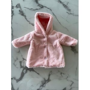 Baby meisjes jas imitatiebont met capuchon in de kleur roze 100% Polyester, Voering is ook 100% Polyester, verkrijgbaar in de maten 62 t/m 86