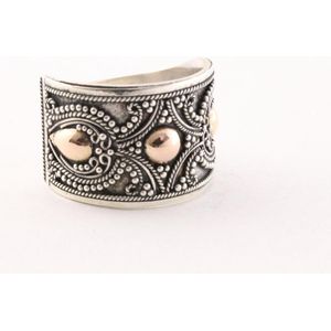 Traditionele bewerkte zilveren ring met 18k gouden decoraties - maat 17.5