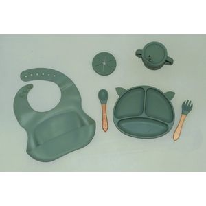 Baby bestekset - kinder/peuter servies - 8 Delige complete set - BPA-VRIJ - VAATWASSERBESTENDIG - ONBREEKBAAR - inc. beker, vork, leper, slabber, rietje & bord met zuignap - Groen - Maison du Baby