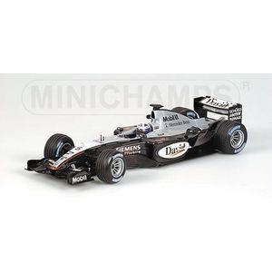 De 1:18 Diecast Modelcar van de McLaren Mercedes MP4/18 #5 van 2003. De bestuurder was David Coulthard. De fabrikant van het schaalmodel is Minichamps. Dit model is alleen online beschikbaar.