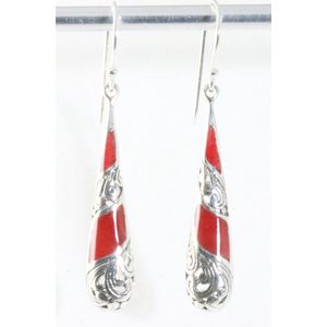 Lange opengewerkte zilveren oorbellen met rode koraal steen